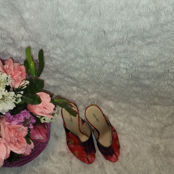 **Woman Heels** - Picture 3 of 8